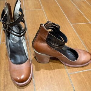 Freebird Tan and Black Leather Heels